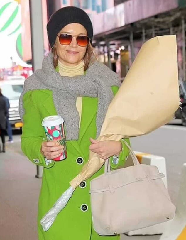 קייטי הולמס במעיל מהמם