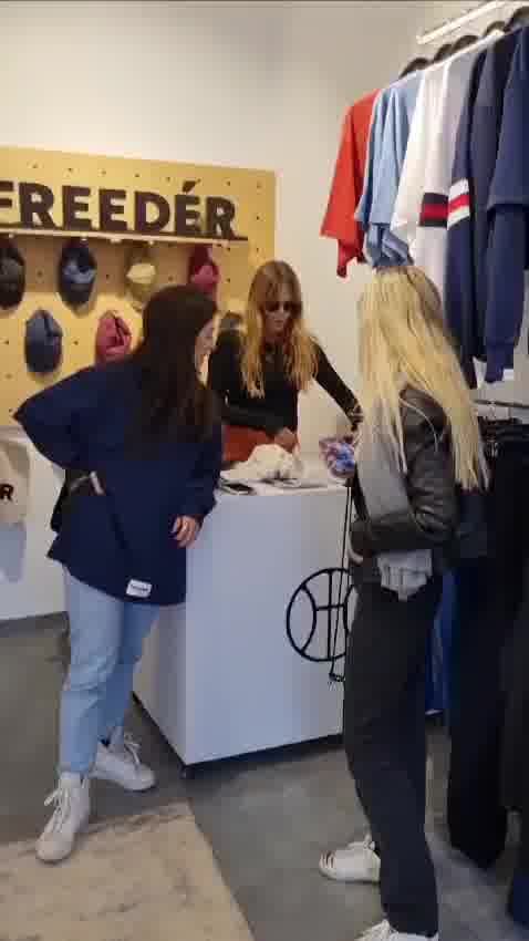 בזמן שיהודה לוי בפסטיגל: דנה פרידר לא מבזבזת זמן